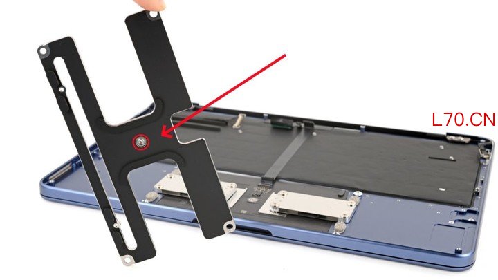 ▲ 红圈部分为触控板的按钮结构，图源：iFIxit