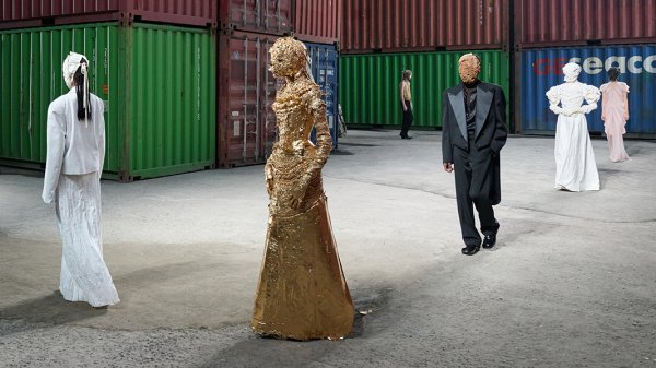 英国海事贸易组织：一艘集装箱船在伊朗附近海域被击中