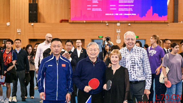 中国乒坛名宿徐寅生与奥运冠军阎森和康妮·斯威里斯与她的丈夫为友谊赛开球 （主办方提供）