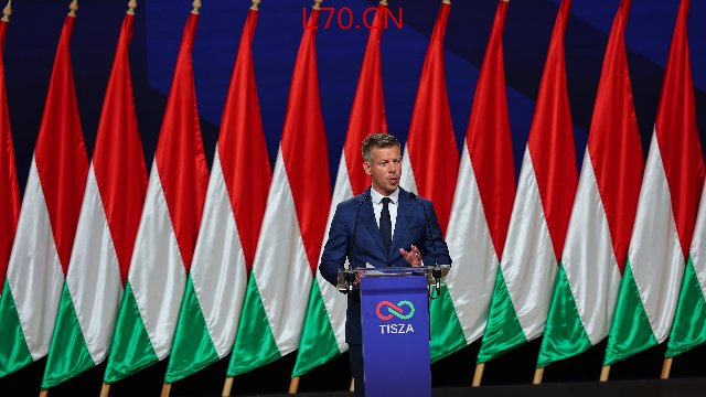 4月13日，匈牙利蒂萨党领导人毛焦尔·彼得在国际新闻发布会上讲话。（新华社/图）