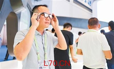观众在第六届消博会科技消费展区体验乐奇AI眼镜。记者 蒋雨师摄