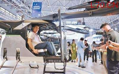观众在第六届消博会科技消费展区体验分体式飞行汽车。记者 蒋雨师摄