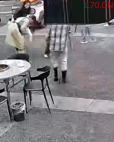 女童被异物卡喉女店主冲出急救，事后手都在抖
