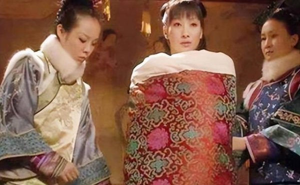 清朝妃子侍寝为何要脱光？裹被抬进去，真正防的其实是皇帝