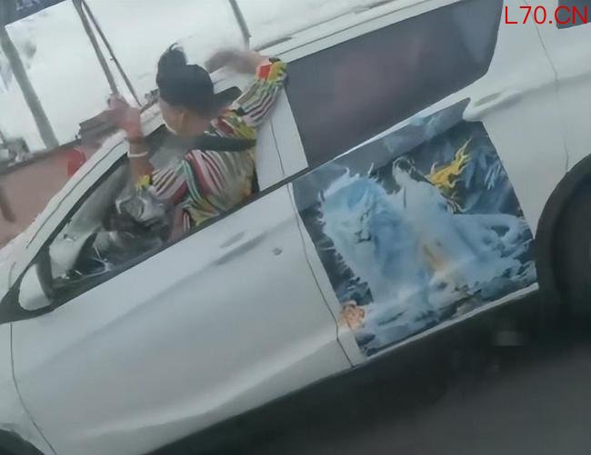 女子驾车探身车外“兜风”吓坏旁车