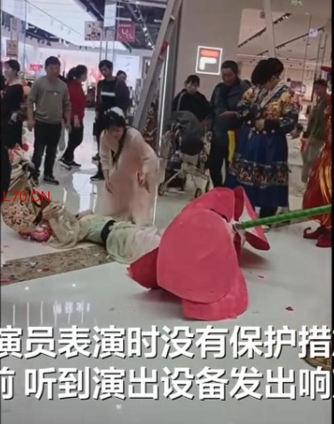 商场女演员高空表演意外摔落