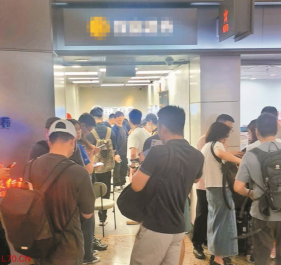 港商记者到西九高铁站和尖沙咀一带的证券行了解，现场有大量拉着行李箱的内地客排队开户。 记者 万家成摄