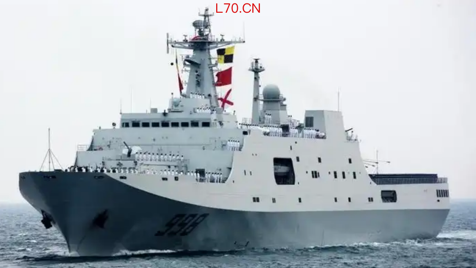图为中国海军“昆仑山”号两栖船坞登陆舰