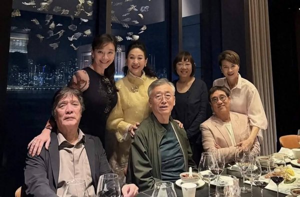 香港知名演员迎黄昏恋，和男友高调秀恩爱，遭遇前夫家暴终获幸福